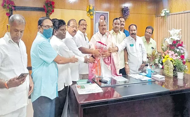 Telangana: Bajireddy Assumes Charge As TSRTC Chairman - Sakshi