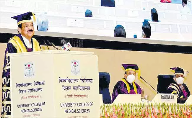 Vice President Venkaiah Naidu Addressing The Medical College Problems At Convocation In New Delhi - Sakshi