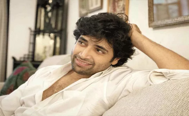 Adivi Sesh Discharged From The Hospital After Recovering Drom Dengue - Sakshi