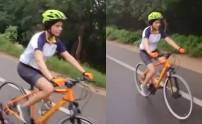 Samantha Cycling In The Rain With Best Company - Sakshi