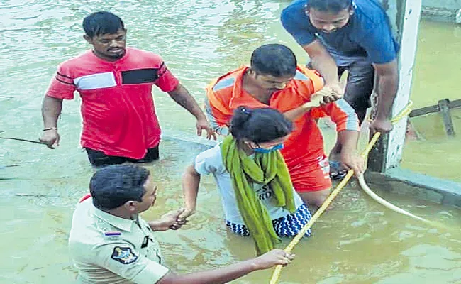 AP Police Helping Hand To Public In Natural disasters - Sakshi