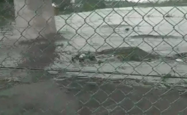 Hyderabad Dead Body Floats In Musi River Flood Near Moosarambagh - Sakshi