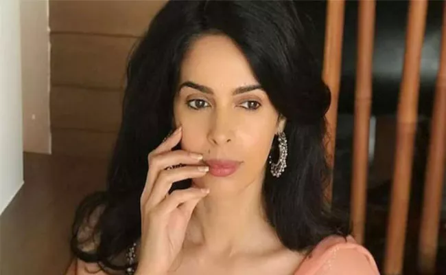 Mallika Sherawat Open Up On Bollywood Nepotism Said She Lost Many Movie Offers - Sakshi