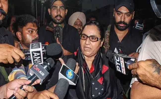 Punjab Cabinet Minister Razia Sultana Risigns From Congress Party - Sakshi