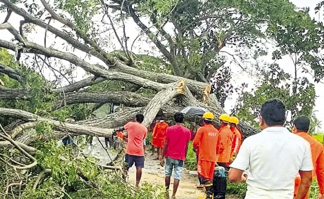 421 centers recorded high rainfall Andhra Pradesh - Sakshi