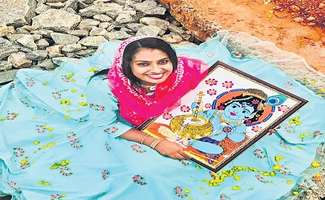 Kerala Muslim Woman Jasna Salim Presents Her Krishna Painting In The Temple - Sakshi