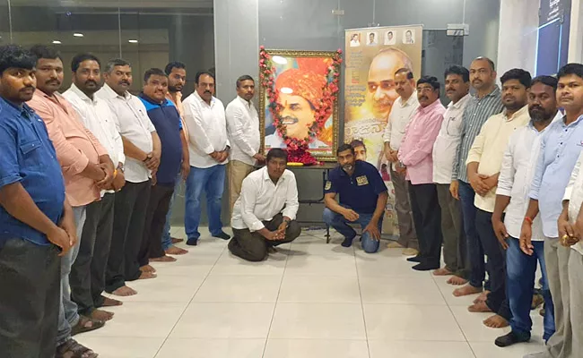 Kuwait NRIs Pays Tribute To YS Rajasekhara Reddy - Sakshi