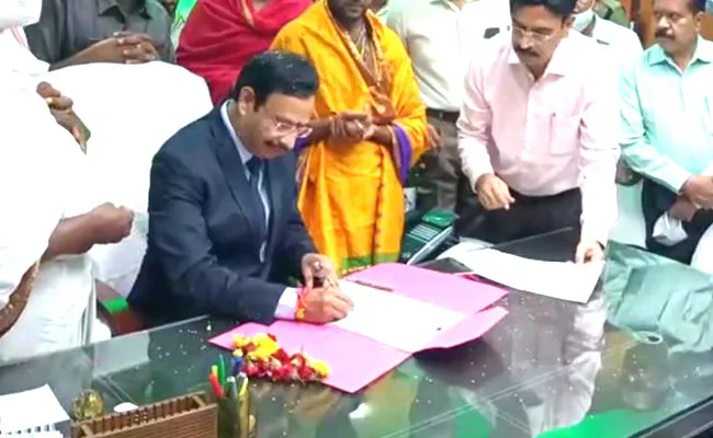 VC Sajjanar Takes Charge As TSRTC MD In Bus Bhavan Hyderabad - Sakshi