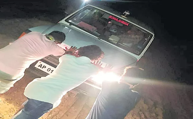 Pregnant Women Suffer Due To Ambulance Stuck On Road In Mancherial District - Sakshi