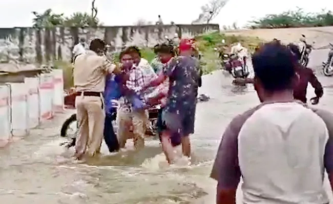 AP Kadapa Police Constable Jumps Into Action Rescues A Man From Being Washed Away - Sakshi