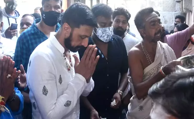 Kiccha Sudeep Visits Chamundeshwari Temple In Mysore - Sakshi