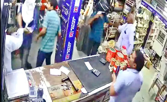 Robbers Loot Hardware Shop At Gunpoint In Delhi - Sakshi