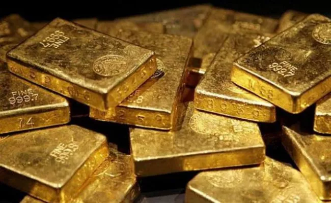 Police Have Been Arrested Gold Smugglers In Vijayawada - Sakshi