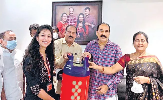 Indane Gas Fiber Cylinder With Ten Kg Of Gas Lightweight Cylinders - Sakshi