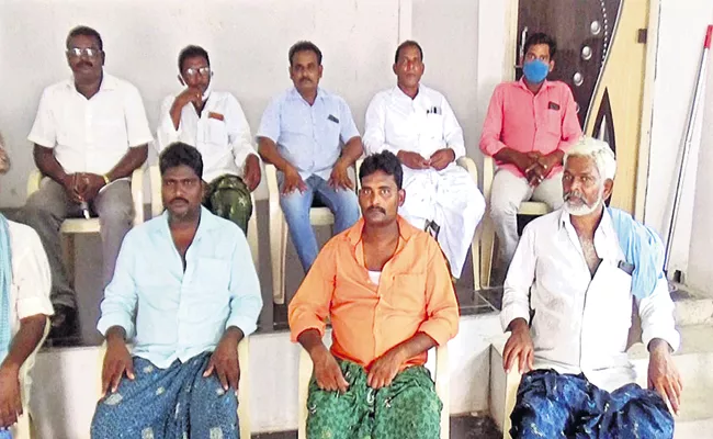 Yadavalli Dalit Farmers says Society lands should be taken over by govt - Sakshi