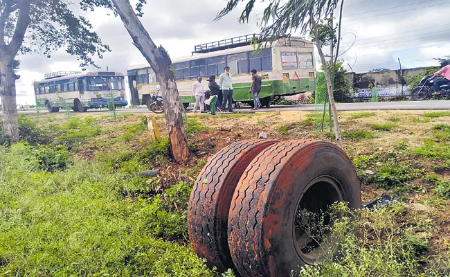 RTC Bus Wheels Lost In Nagar Kurnool - Sakshi