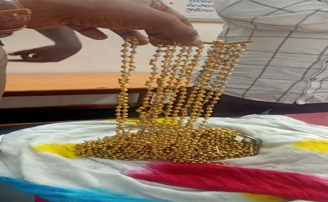 Gang Cheating People With Fake Gold In Anantapur - Sakshi