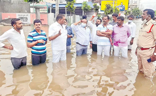 Heavy Rainfall In Karimnagar District Full Of Rain Water On Roads - Sakshi