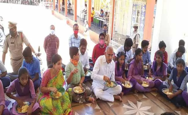 Minister Venugopal Krishna Lunch With Students In East Godavari - Sakshi