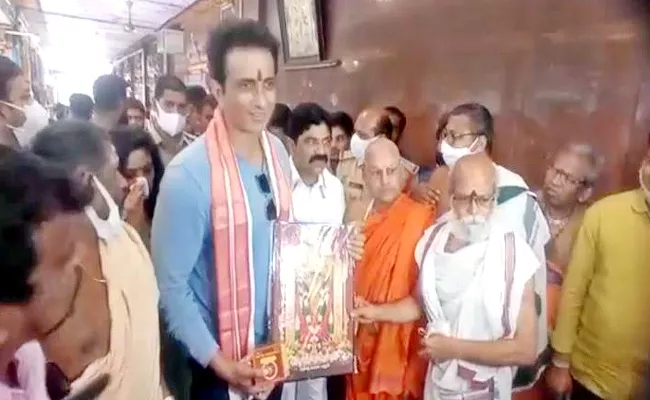 Sonu Sood Visits Vijayawada kanaka durga Temple - Sakshi