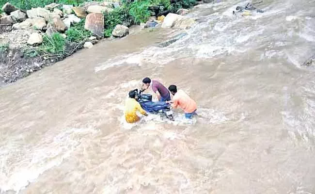 Teachers Trouble Getting To Schools Due To Floods In Visakha Agency - Sakshi