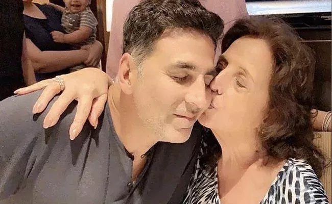 Akshay Kumar Gets Emotional On Birthday Said Mom Is Singing Happy Birthday To Me - Sakshi