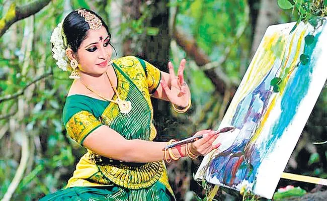 Leeja Dinoop Combines Painting And Dance In Varanadanam in Kerala - Sakshi