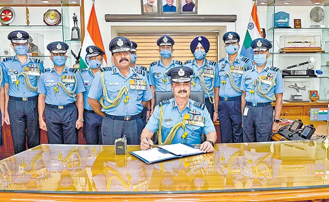 Air Chief Marshal VR Chaudhari takes over as Indian Air Force chief - Sakshi