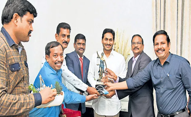 High Court employees met the CM YS Jagan - Sakshi