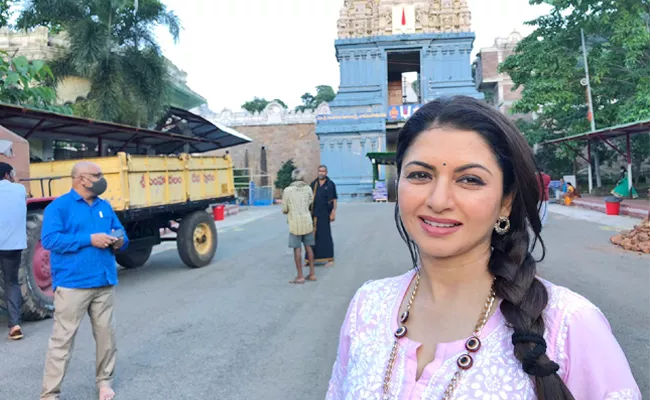 Prema Pavuralu Actress Bhagyashree Visits Simhagiri - Sakshi