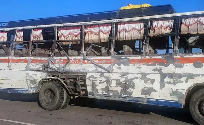 Madhya Pradesh: 7 Dead Several Injured Bus Truck Collide - Sakshi