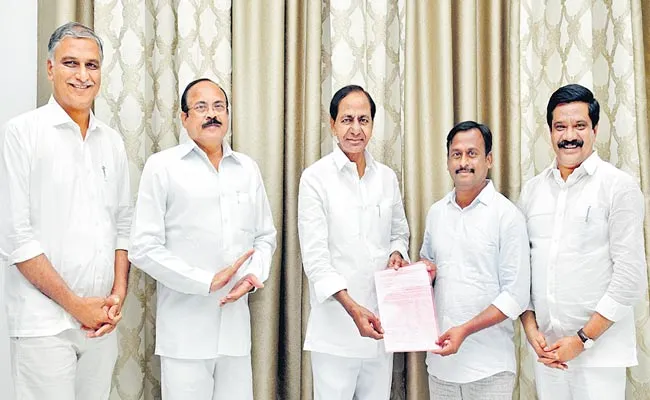 Huzurabad Bypoll: CM KCR Handover B Form To Gellu Srinivas Yadav - Sakshi