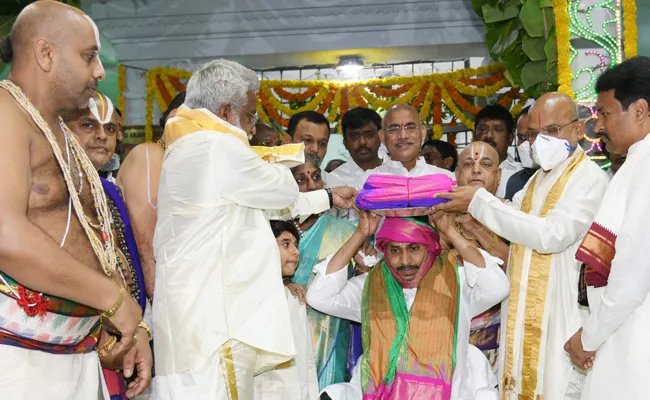 CM YS Jagan Presented Silk Clothes To Lord Venkateswara - Sakshi