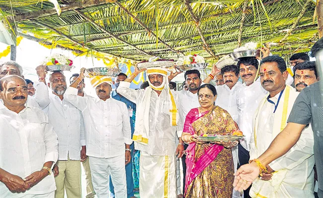 Peddireddy Ramachandra Reddy Couples Given Pattu Vastralu To Gangamma - Sakshi