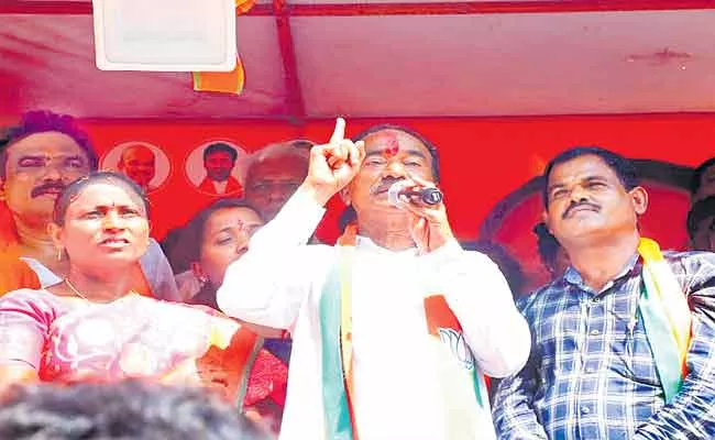 Bjp Leader Etela Rajender Fires On TRS Party Over Huzural Bypoll Campaigning In Karimnagar - Sakshi