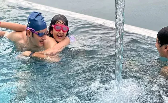 Mahesh Babu Finds Peace in Pool With His Children Gautam and Sitara - Sakshi