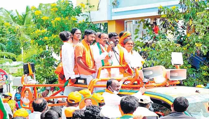 Etela Rajender Fire On CM KCR In Huzurabad Bypoll Campaing In Karimnagr - Sakshi