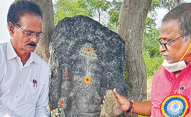 4th Century Sculpture of Mahishasurmardini Found At Nalgonda - Sakshi