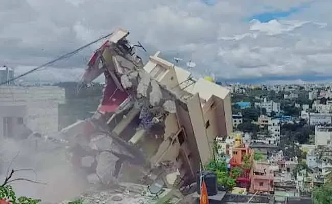 Building Tilts Bengaluru Municipal Officials Demolished Building - Sakshi