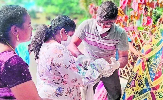 Khammam Madhira Railway Station Local People Help Pregnant Woman - Sakshi