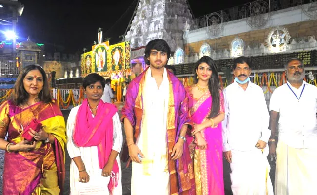 Pelli SandaD Hero Roshan And Heroine Sreeleela Visits Tirupati With Movie Team - Sakshi