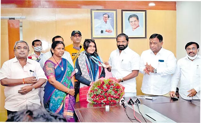 Esha singh For Outstanding By Minister Srinivas Goud - Sakshi