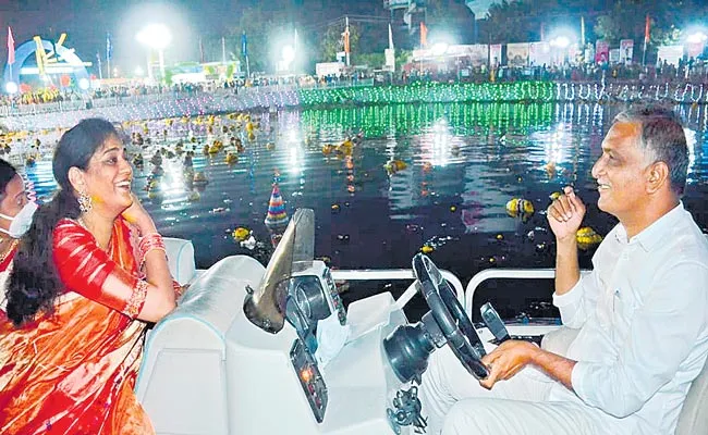 Minister Harish Rao Boating With His Wife - Sakshi