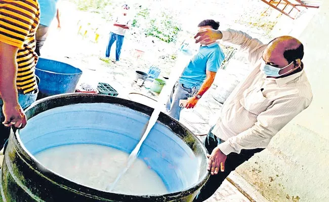 Palm Wine Preparation With Raw Materials Police Arrested Four People At Warangal - Sakshi