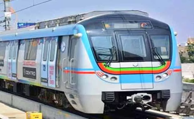 Hyderabad Metro Give Festive Offer To Passengers - Sakshi