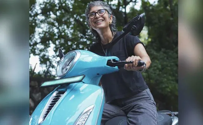 Director Kiran Rao Get New Topaz Blue Colour Bajaj Chetak Electric Scooter - Sakshi