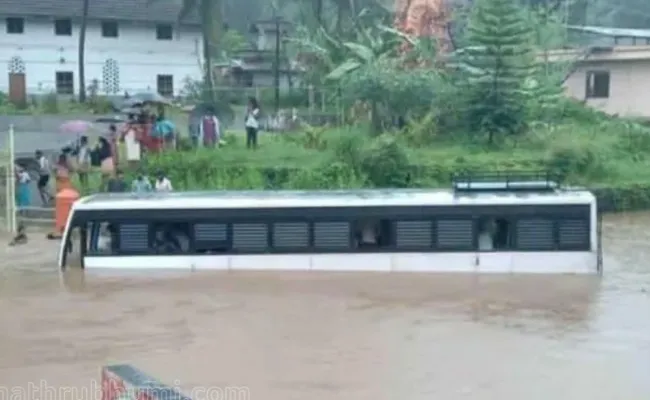 Heavy Rains Hits Kerala Red Alert In 5 District Orange Alert In 7 Districts Sounded - Sakshi