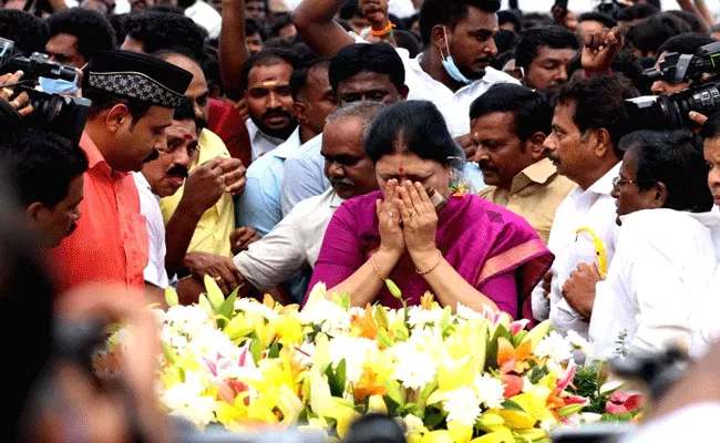 Former AIADMK leader Sasikala paid tribute to Jayalalitha - Sakshi