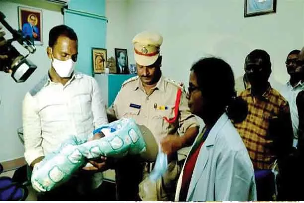 A three-day-old baby boy Kidnapped Guntur Government Hospital - Sakshi