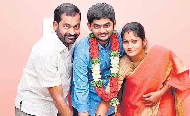 Santhosh Reddy Secured 4th Rank In JEE Advanced Results - Sakshi